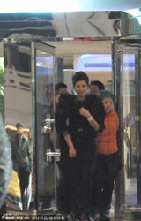 组图：钟楚红优雅现身 获男性友人护花魅力无边