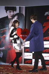 独家：金亚中朱元宣传新片 与观众互动送拥抱