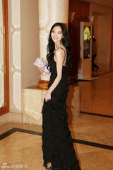 组图：韩雯雯深V长裙亮相釜山电影节红毯