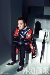 组图：刘烨拍杂志新年大片 色彩多变