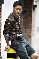 组图：蒋劲夫复古印花型男写真沉静内敛