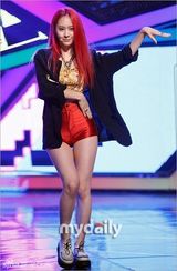 组图：雪莉灿烈主持MCD 金贤重扯衣秀人鱼线