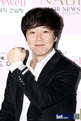 组图：韩国笑星赵志勋大婚 HAHA献歌众星祝贺