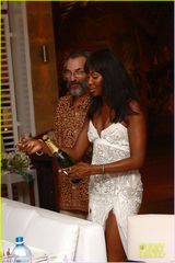 组图：黑珍珠坎贝尔性感亮相派对 高叉裙秀长腿