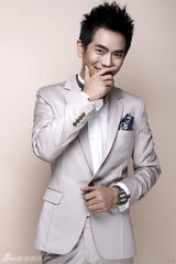 组图：张晓龙魅力大片演绎优雅绅士