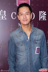 组图：张智霖唱K偏爱女歌手 儿子唱自己歌心甜