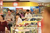 组图：沙溢黑超遮面低调现身玩具店 心情大好挑玩具