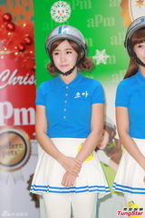 组图：Crayon Pop戴头盔现身握手会 大跳热舞