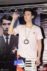 组图：严爵个唱秀舞技 打死不肯脱衣露腹肌