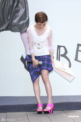 组图：郭采洁新专辑宣传秀美腿裙底险走光