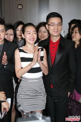 组图：小S被老公许雅钧踢曝爱吃醋