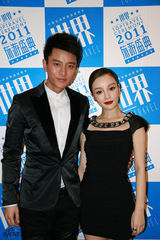 组图：李小璐红唇抢镜与贾乃亮情侣档出席活动