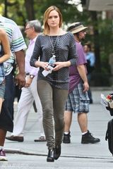 组图：《绯闻女孩》片场 S“表妹”归来查克亮相