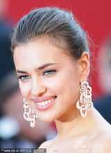 组图：C罗超模女友戛纳走秀展玉腿深沟