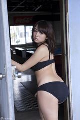 组图：筱崎爱秀深沟诱惑难挡 紧身衣勒香艳雪乳