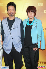 组图：卢巧音吴雨霏录制《劲歌金曲》