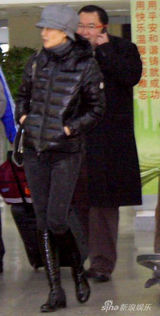 幻灯图集：王菲现身上海机场 羽绒服皮靴保暖又摩登