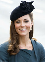 高清图：英国王妃凯特和伊丽莎白女王现身大学