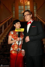 组图：袁莉婚礼晚宴着旗袍喜庆 外籍老公帮开车门