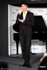 组图：王力宏出席代言活动自曝勤练肌肉健身