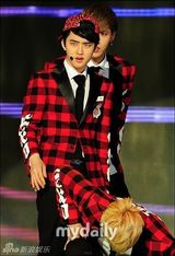 组图：少时等热爆首尔歌谣大奖 EXO大赢洒泪