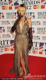 组图：第32届全英音乐奖 蕾哈娜深V露背秀美腿