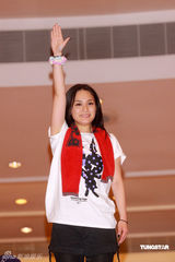 幻灯图集：Twins为个唱彩排 陈伟霆容祖儿探望加油