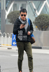 独家：佟大为归家被认出 为经纪人开车门显绅士