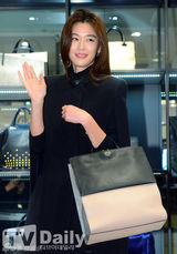 组图：全智贤着黑风衣亮相活动 棕发飘逸显洋气