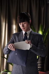 组图：《钱多多》曝朴海镇定妆照 首演职场熟男