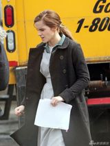 组图：艾玛-沃特森新片开拍 片场庆祝24岁生日