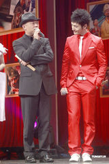 高清图：唐伯虎2京城首映 黄晓明红衣现身喜气洋洋