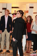 组图：贝嫂维多利亚京城快闪捞金开胸口