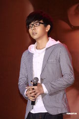 组图：胡夏趁胜追击推新辑 戴爱玲为其发片站台