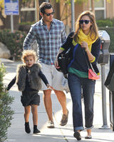 高清组图：杰西卡-阿尔芭一家四口外出其乐融融