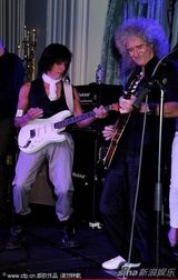 组图：众星献唱纪念皇后乐队主唱65岁诞辰