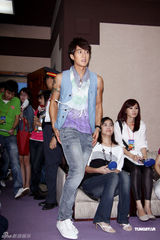 飞轮海化身列车长 带海外粉丝体验铁道之旅(图)