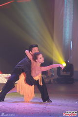 组图：房星彤爆冷摘亚姐后冠 奖杯是生日礼物