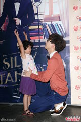 组图：胡夏梦中情人点名徐若瑄 和粉丝共舞