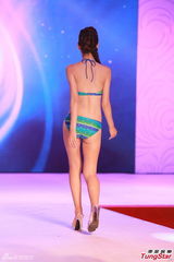 组图：亚姐大中华赛区泳衣秀 爆乳美腿一览无余