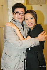 组图：卓韵芝栋笃笑获陈志云捧场 郑伊健登台开讲