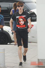 组图：李钟硕赴菲律宾拍新片 邻家男孩巨星范