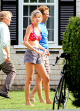 组图：泰勒身穿波点泳装现身肯尼迪家族别墅