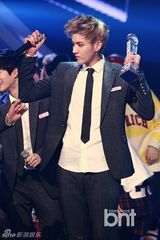 组图：EXO打榜夺冠 前WG宣美复出光脚秀长腿