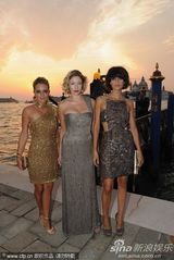 组图：麦当娜黑超黑裙尽展大姐大酷 助阵女性电影奖