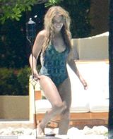 组图：碧昂斯携女庭院玩耍 举摄像机与狗仔互拍