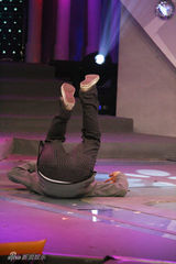 幻灯图：文章生日会“疯癫”全场 强吻主持人