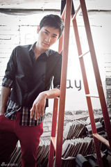 组图：李彦希酷帅写真显男性魅力