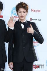 组图：神话李孝利等亮相20代选择颁奖礼蓝地毯