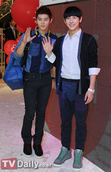 组图：韩星Secret黄静茵等亮相品牌开业典礼